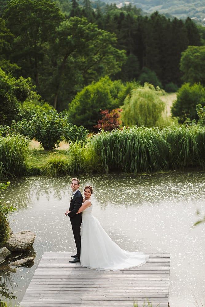 Brautpaar wird am Wasser fotografiert