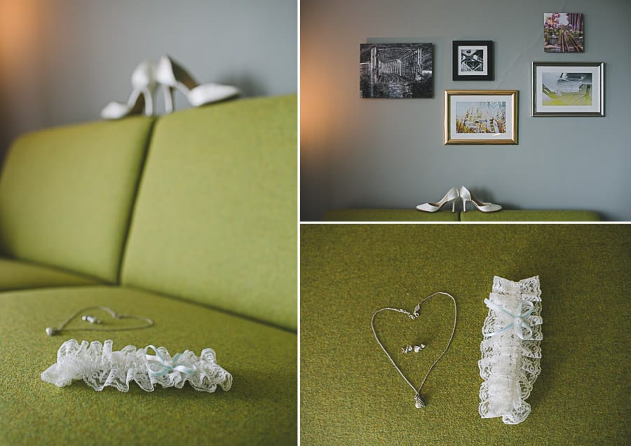 Collage mit Accessoires in Form von Brautschuhen Strumpfband Brautschmuck auf grünem Sofa