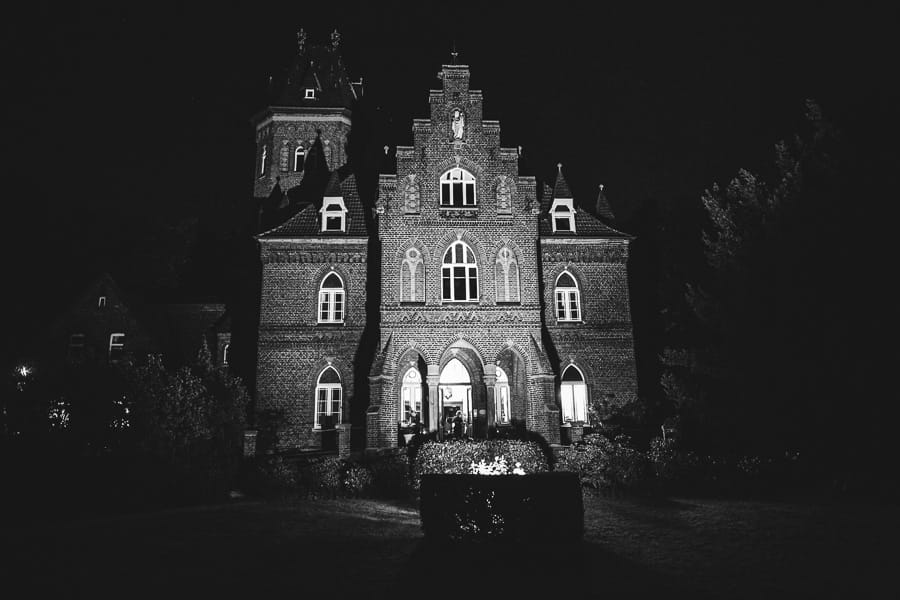 Marienburg in Monheim am Rhein in der Nacht