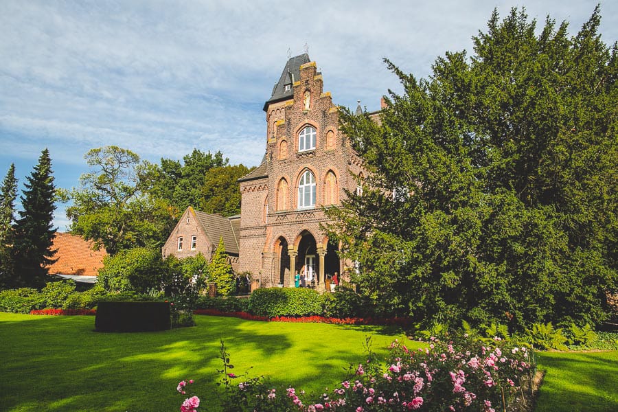 Foto Marienburg von außen als Location für eine Hochzeit in Monheim am Rhein