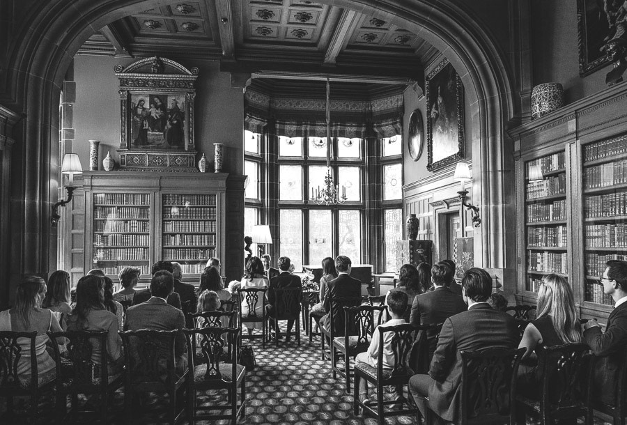 Schlosshotel Kronberg standesamtliche Hochzeit in der Bibliothek von hinten