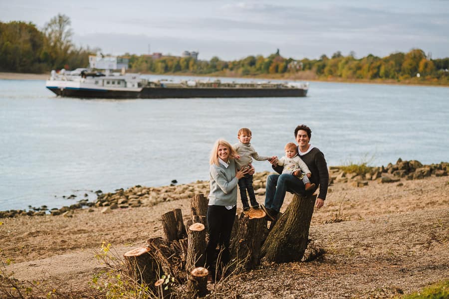familie fotografiert vor einem fahrendem schiff in düsseldorf