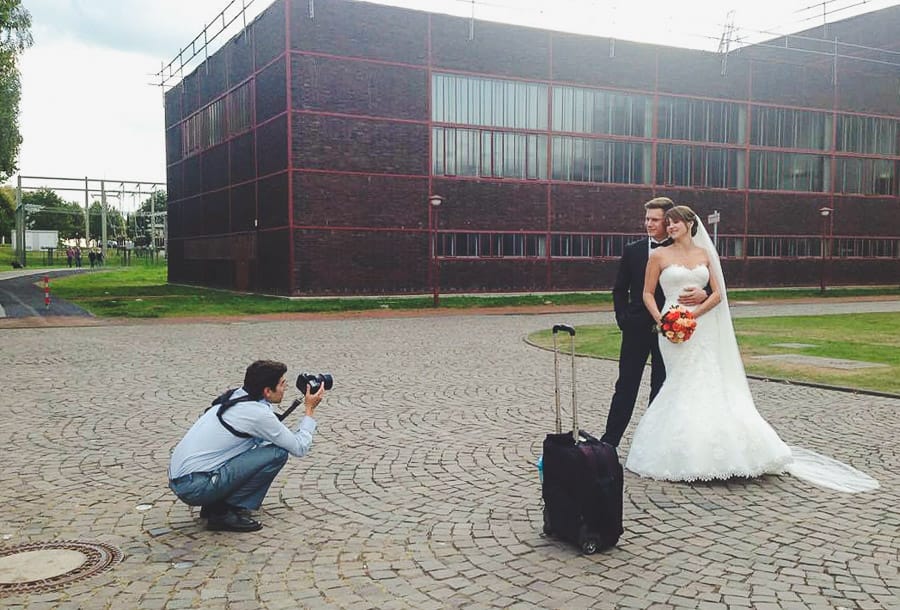 Fotograf Vladi macht Bilder von einem Brautpaar von der Froschperspektive.