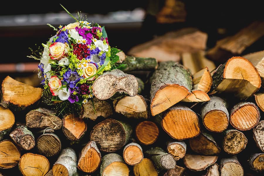 Brautstrauss auf Holz bei der Landhochzeit im Münsterland